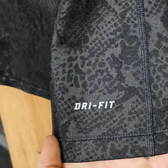 Nike Dri-FIT pro Long sleeve black turtleneck  women's  size medium - Picture 9 of 9